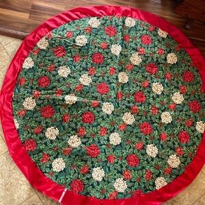 Christmas Circular Diameter Christmas Tablecloth. Very Good Condition. 58 Inches